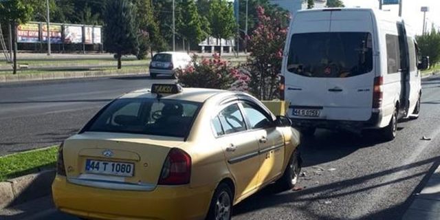Malatya’da minibüs ile ticari araç çarpıştı: 5 yaralı