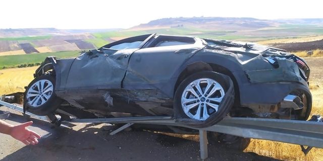 Diyarbakır’da kaza: Otomobil bariyerlere çıktı, 1 yaralı