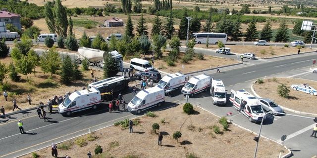 Elazığ’da trafik kazası: 18 yaralı