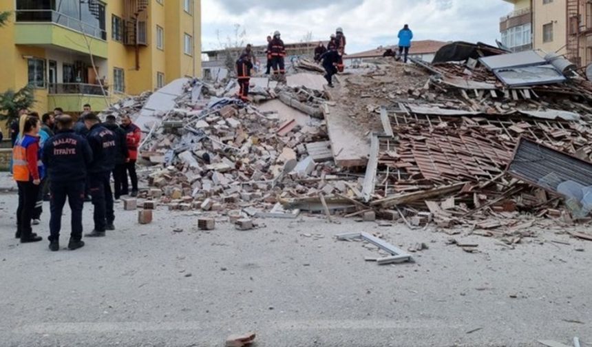 Malatya’da 5 katlı ağır hasarlı bina çöktü