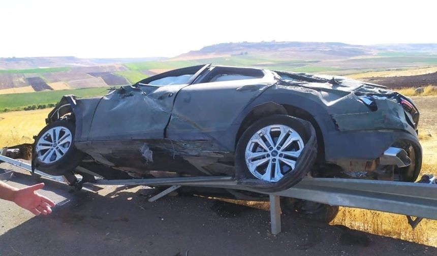 Diyarbakır’da kaza: Otomobil bariyerlere çıktı, 1 yaralı