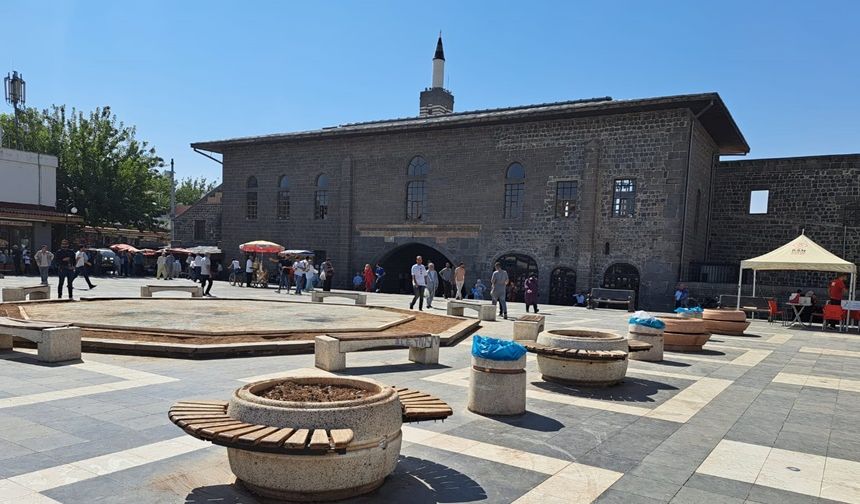 Ulu Cami önündeki saksılar boş, ağaçlar nerede?