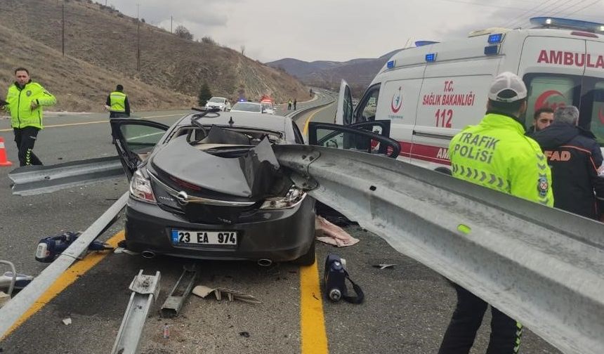 Elazığ’da otomobil bariyerlere saplandı: 1 can kaybı, 1 yaralı