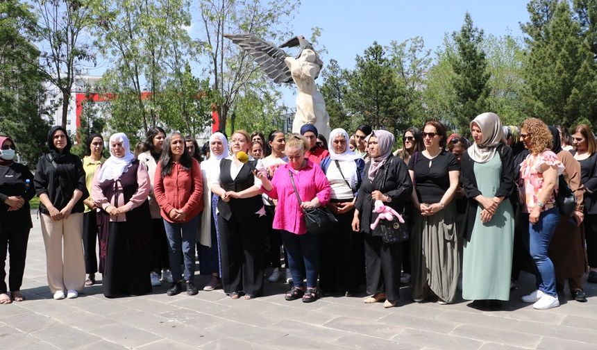 Diyarbakır’da AKP'li Belediyenin kaldırdığı heykeli yeniden dikildi