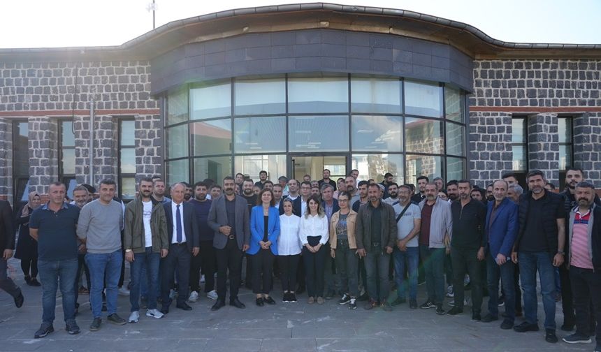 Diyarbakır Büyükşehir Eş Başkanları, belediye birimleri ve DİSKİ personeliyle buluştu