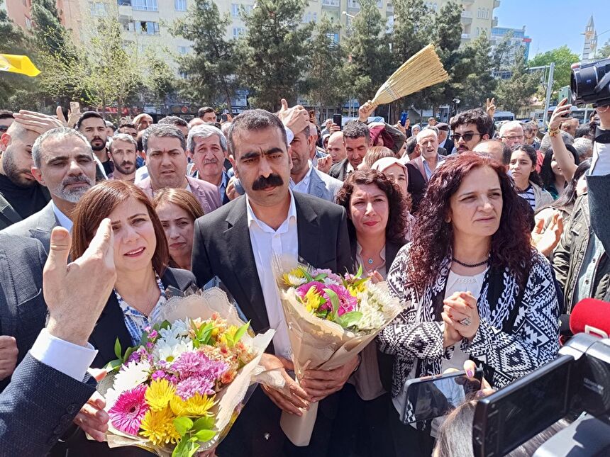 Diyarbakır Büyükşehir eşbaşkanları belediye binasına yürüdü