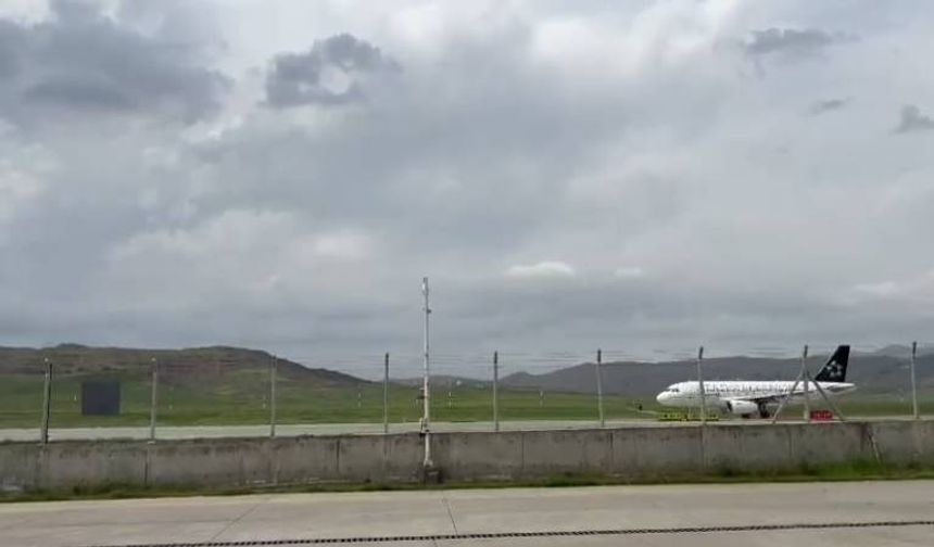 Siirt’te yolcu uçağı kuş kazası nedeniyle uçuşunu erteledi