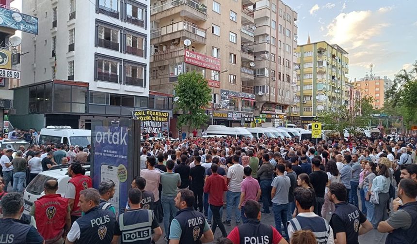 Diyarbakır’da kayyım protestosu: DEM Partililer belediye önüne yürüdü
