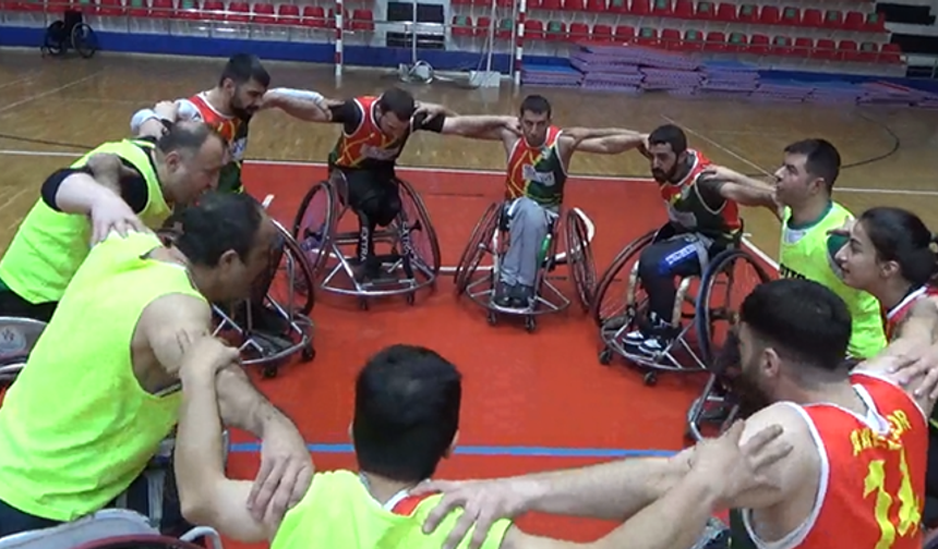 Araç otoparkta yatıyor, engelli sporcular sürünüyor