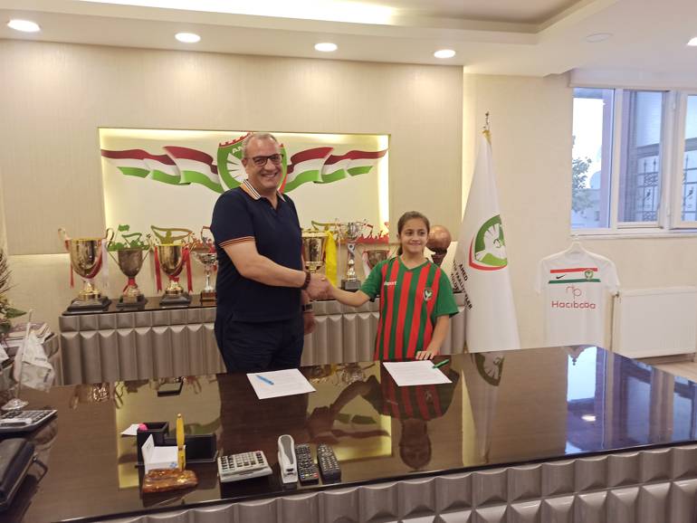 amedspor-kadin-futbol-takimi-imza