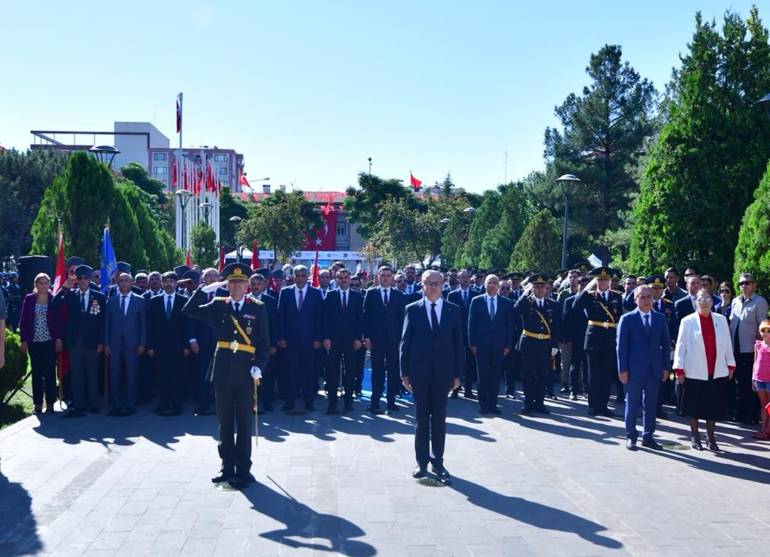 AnıtPark'ta düzenlenen törende Atatürk Anıtı'na çelenk bıraktı.